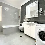 White Dream Penthouse With Jacuzzi Daire Braşov