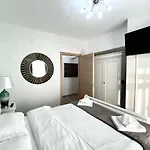 White Dream Penthouse With Jacuzzi Daire