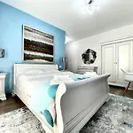 White Dream Penthouse With Jacuzzi Braşov