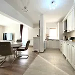 Daire White Dream Penthouse With Jacuzzi Braşov