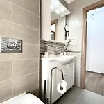Daire White Dream Penthouse With Jacuzzi Braşov