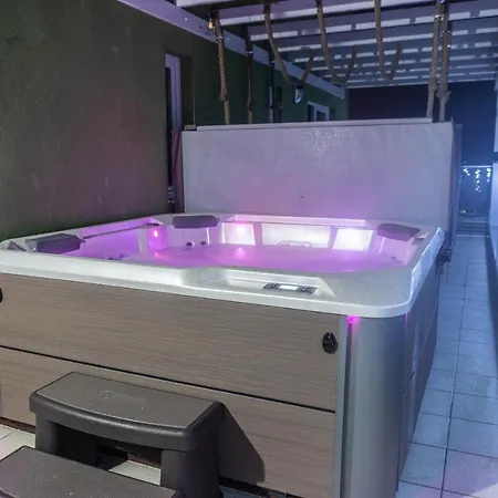 White Dream Penthouse With Jacuzzi Apartament Braszów