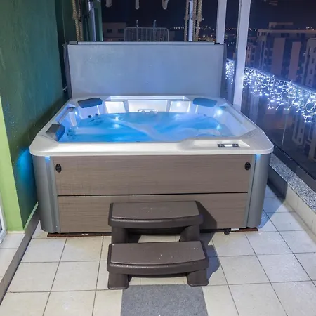 White Dream Penthouse With Jacuzzi Apartament Braszów