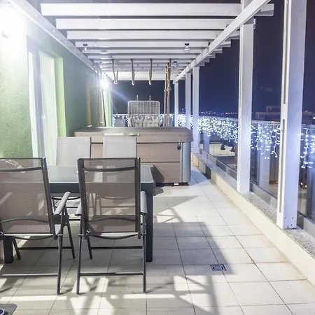 White Dream Penthouse With Jacuzzi Apartament Braszów