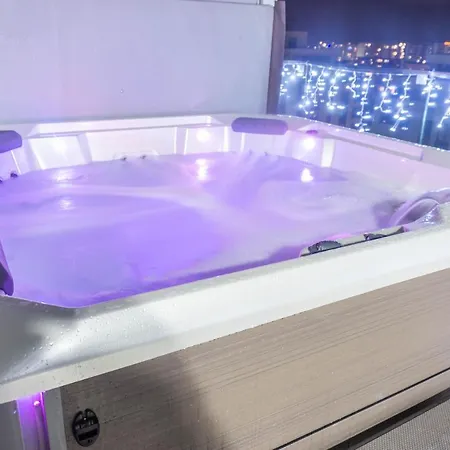 White Dream Penthouse With Jacuzzi