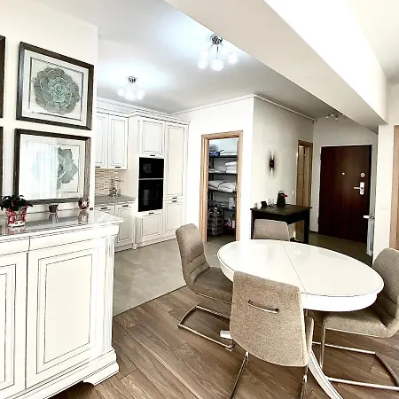 White Dream Penthouse With Jacuzzi Apartament Braszów