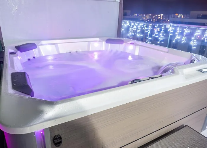White Dream Penthouse With Jacuzzi