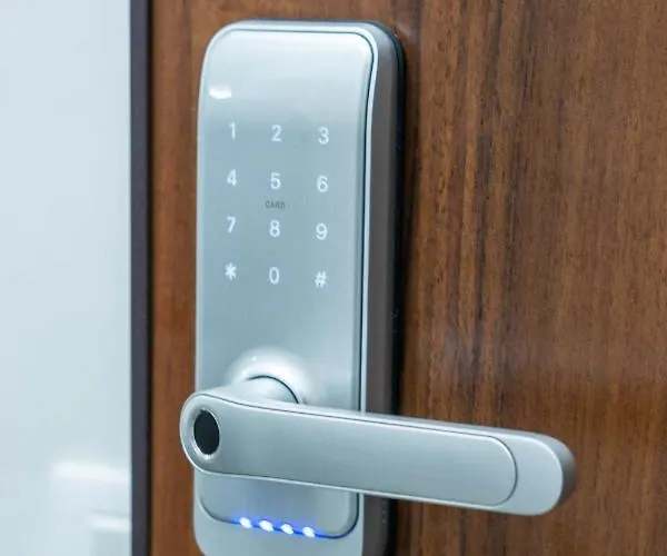 White Dream Penthouse With Jacuzzi *