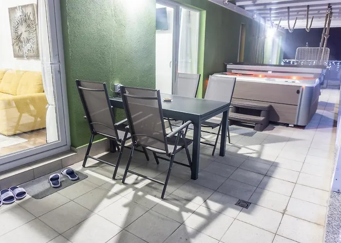 White Dream Penthouse With Jacuzzi *